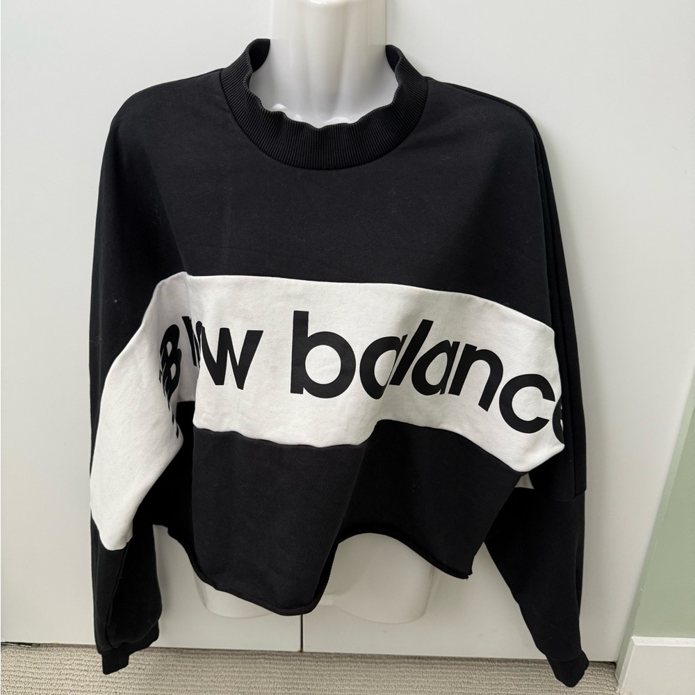 New Balance Black and White Cropped Crew Neck Pullover Sweatshirt Size L